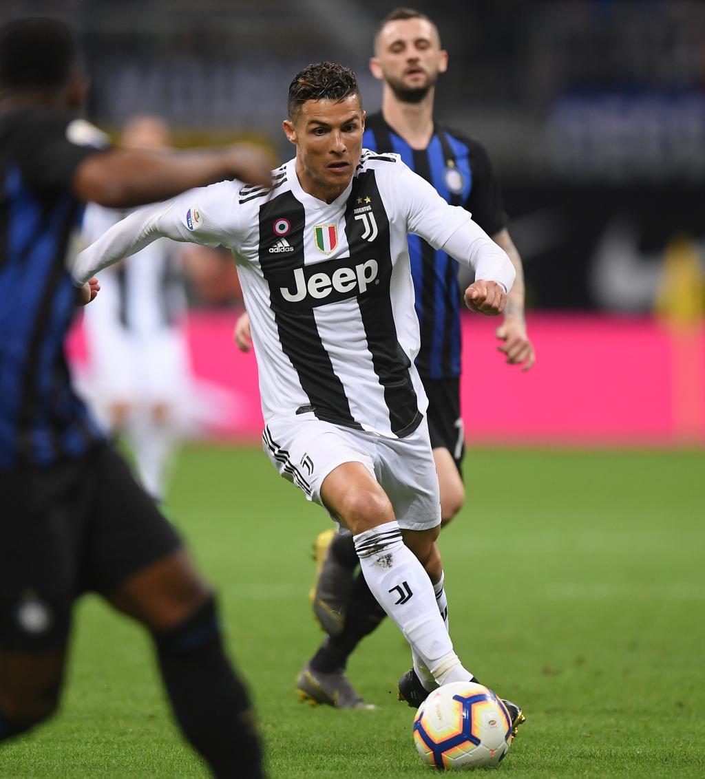 沙特联战报：本泽马破门，十人吉达联合2-1利雅得体育（沙特联赛战报：本泽马建功，十人吉达联合2-1击败利雅得体育）