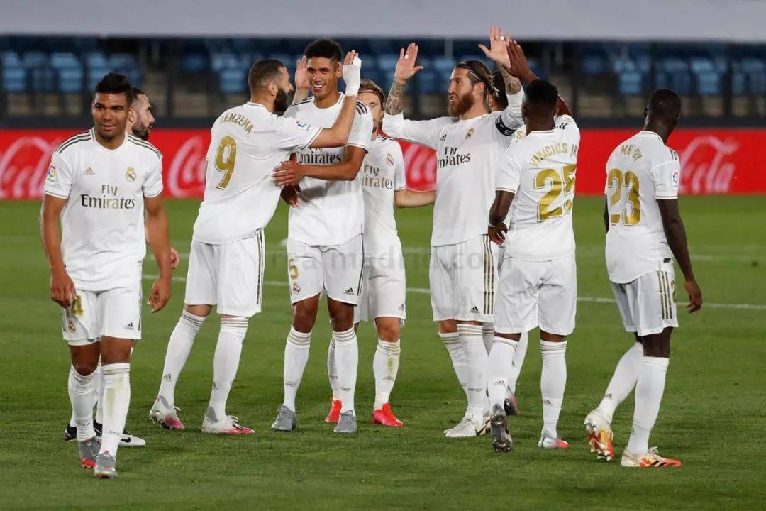 快船下半场进攻崩盘：科比-布朗得分超过哈登和小卡，末节6分钟仅得2分