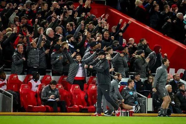 什么情况？西海岸男女足分别被处以转会禁令，但FIFA网站又说只适用于女足（西海岸转会禁令现矛盾：男女足皆被罚，FIFA官网却称仅女足适用）