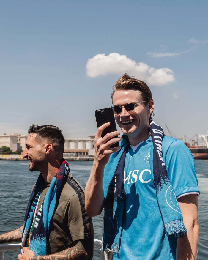 罗马诺：曼联已与内维斯的经纪人交谈，但还没有和新月正式谈判（罗马诺：曼联已与内维斯经纪人接触，但尚未就转会与利雅得新月展开正式谈判）