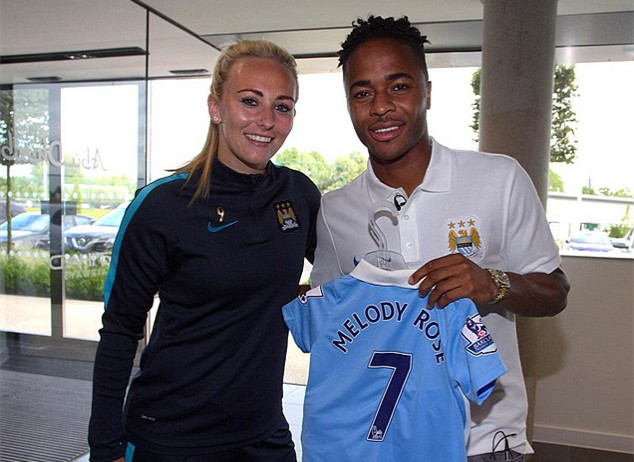 曼城大胜桑德兰，积分榜差距缩小（曼城狂胜桑德兰，联赛积分差距拉近）